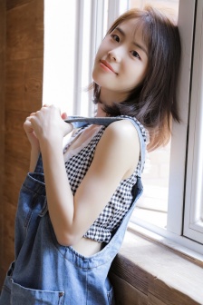 女生手脚绑起来嘴巴用胶带封上